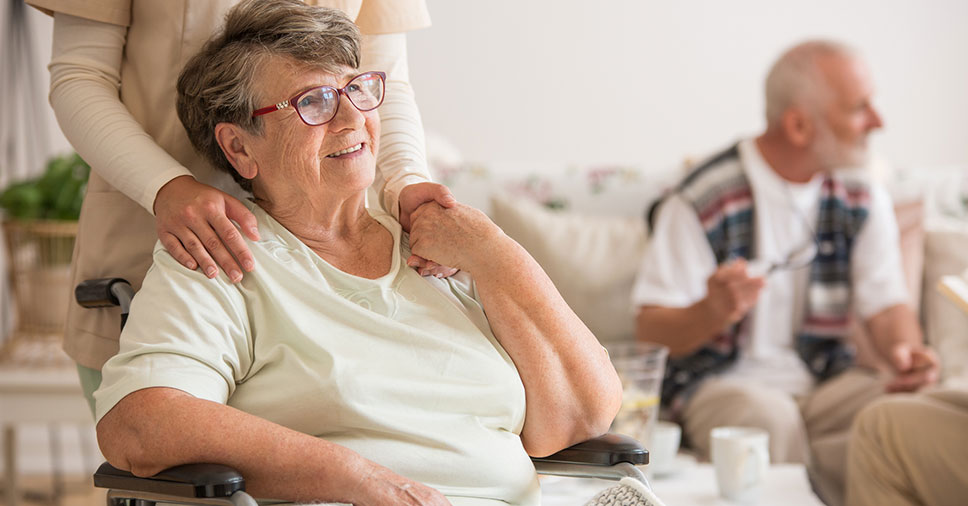 Mulher sendo cuidada por uma profissional geriátrica. Conheça as atribuições do cuidador de idosos!