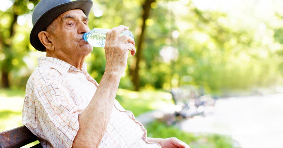 Hidratação do idoso: qual a quantidade ideal? 5 dicas para melhorar!
